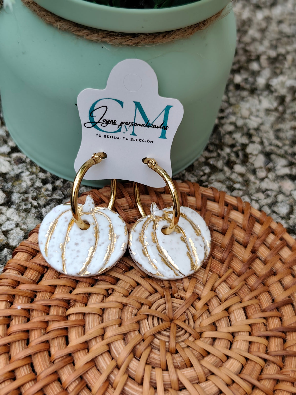 Pendientes Calabazas Blancas con Detalles Dorados y Aro Grueso