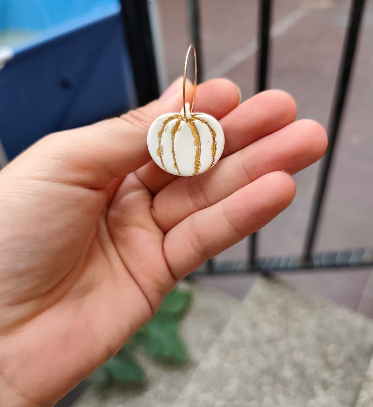 Pendientes Calabazas Blancas con Detalles Dorados · Arcilla Polimérica
