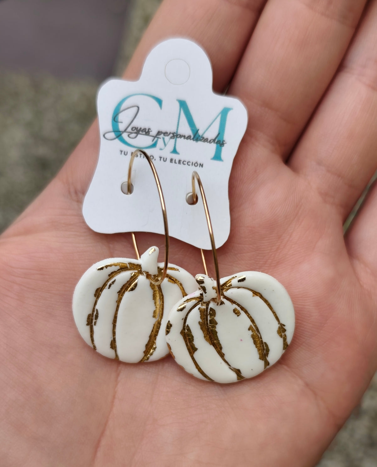 Pendientes Calabazas Blancas con Detalles Dorados · Arcilla Polimérica