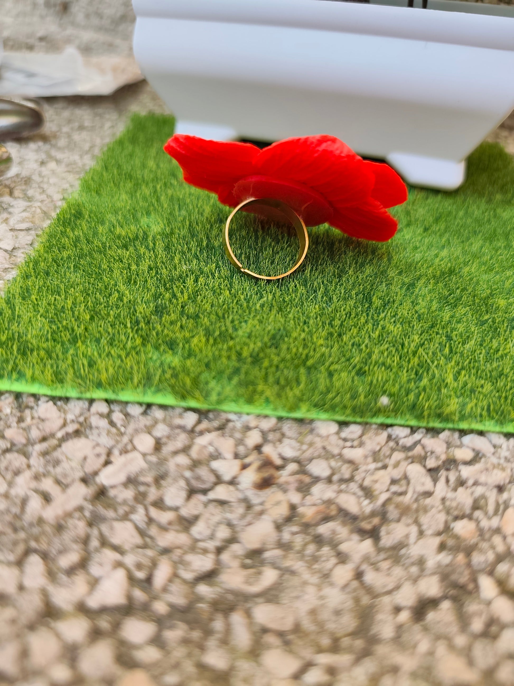 Anillo flor de amapola con aro dorado