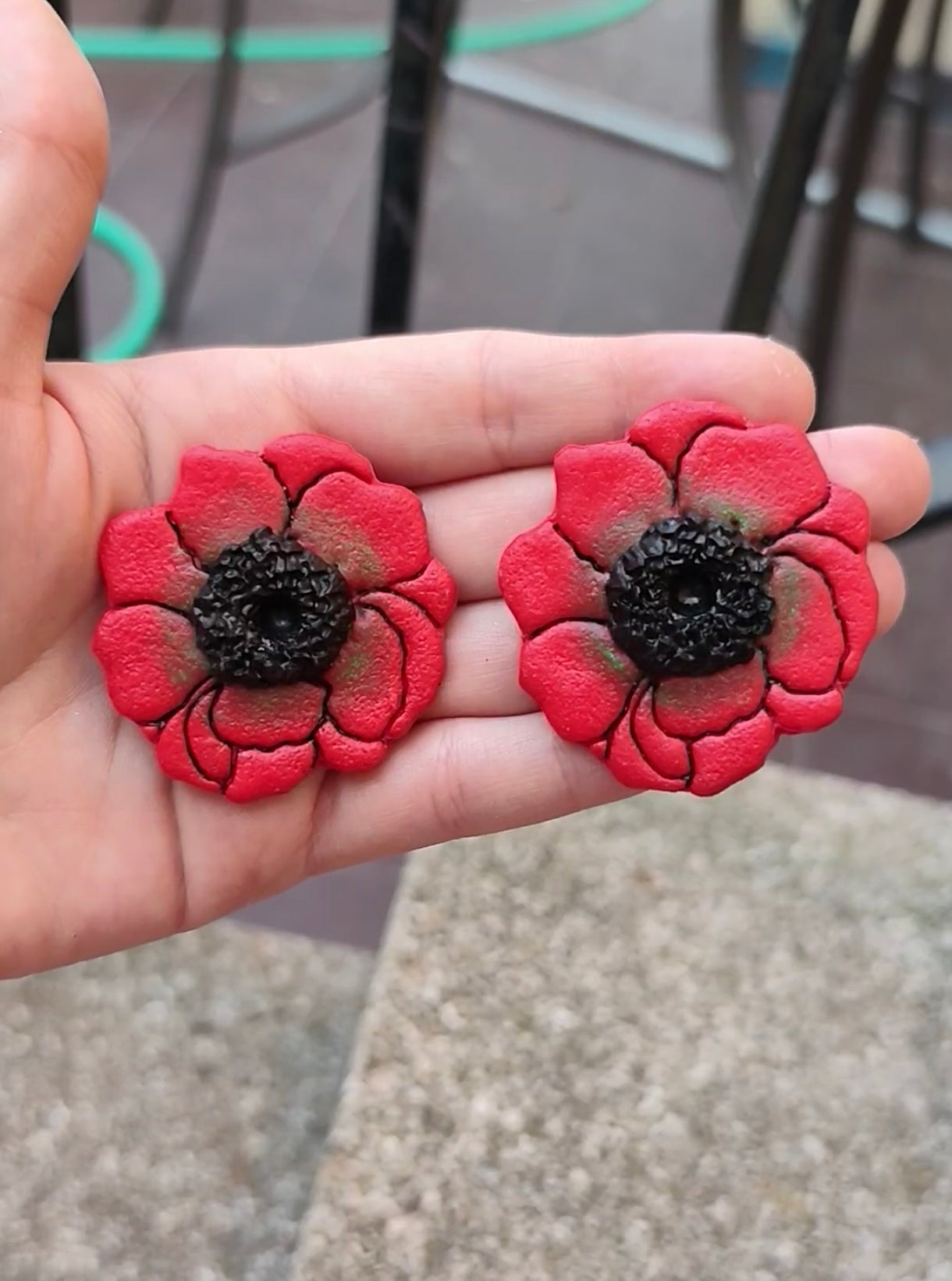 Pendientes Flor Carmesí Hecha a Mano