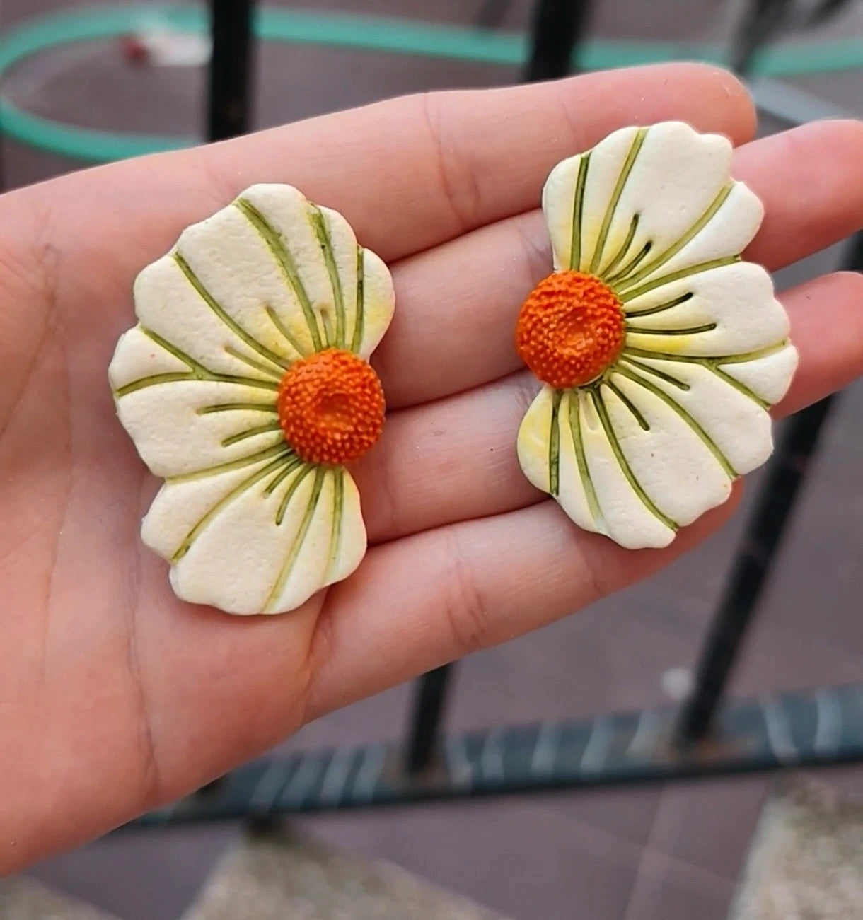 Pendientes Media Margarita Blanca con Centro Naranja