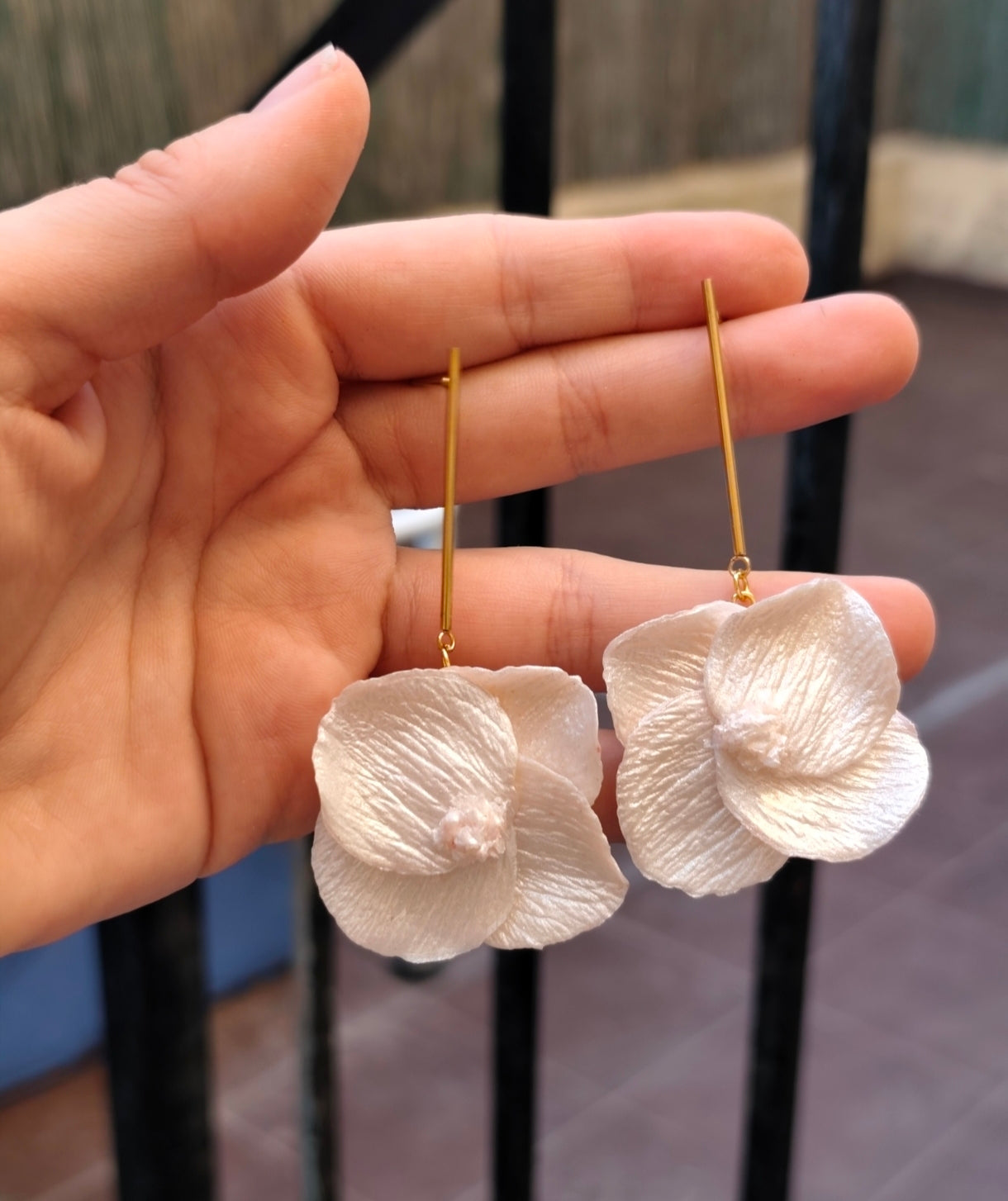 Pendientes Flor Nácar Blanca ✨