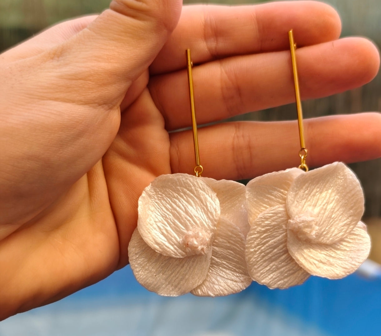 Pendientes Flor Nácar Blanca ✨