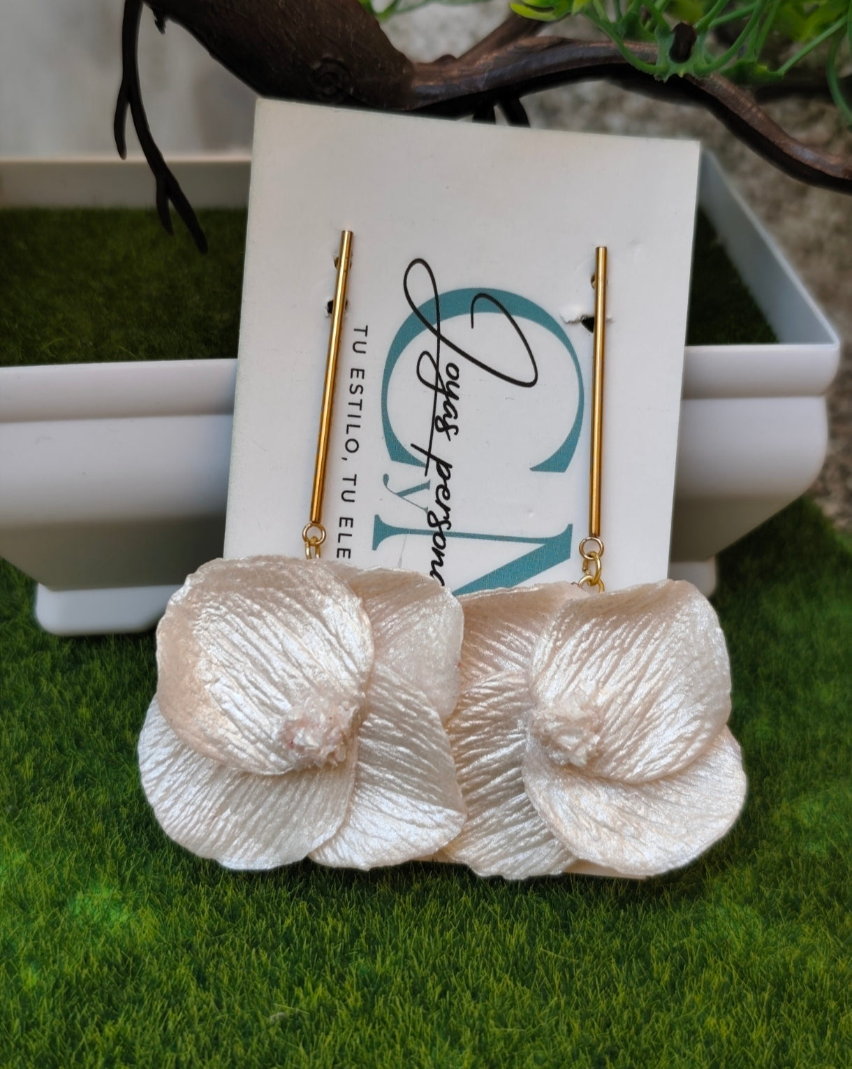 Pendientes Flor Nácar Blanca ✨