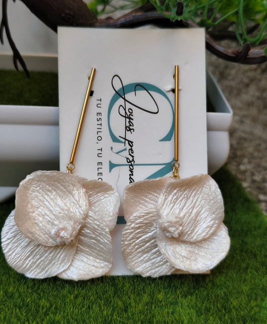 Pendientes Flor Nácar Blanca ✨