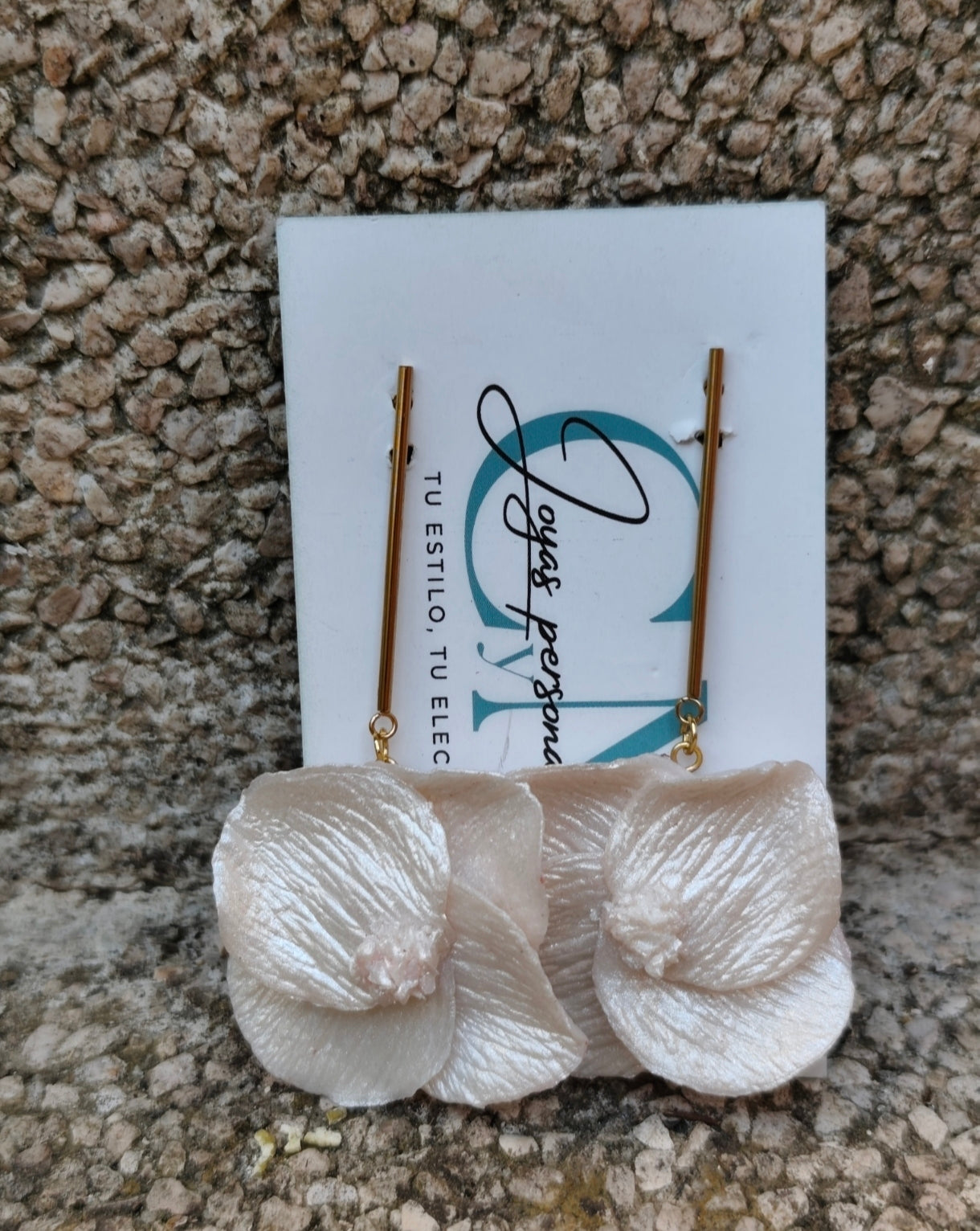 Pendientes Flor Nácar Blanca ✨