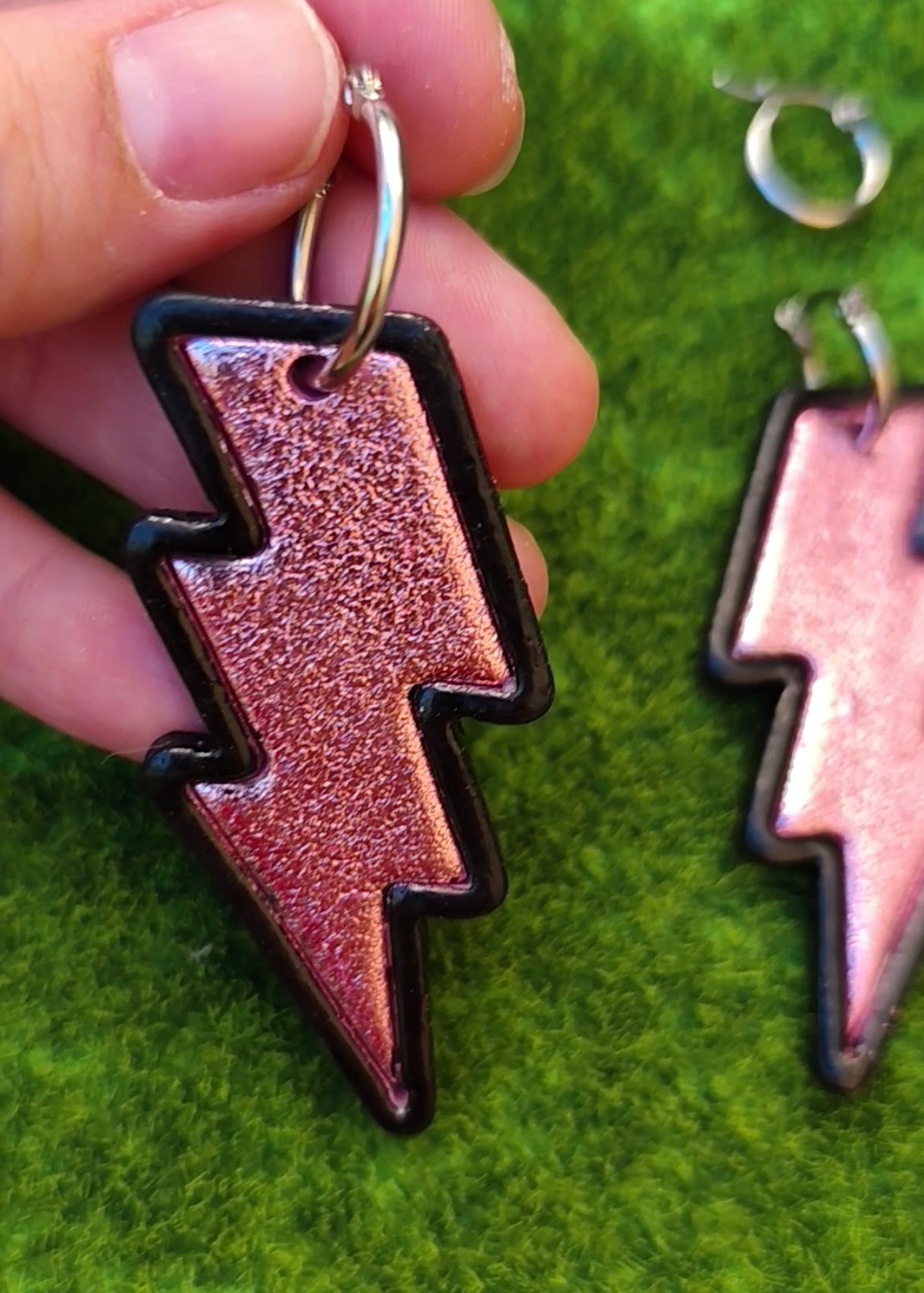 Pendientes Rayo Rosa y Negro Grande | Aro Dorado o Plateado