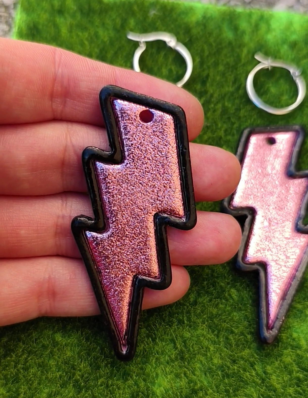 Pendientes Rayo Rosa y Negro Grande | Aro Dorado o Plateado