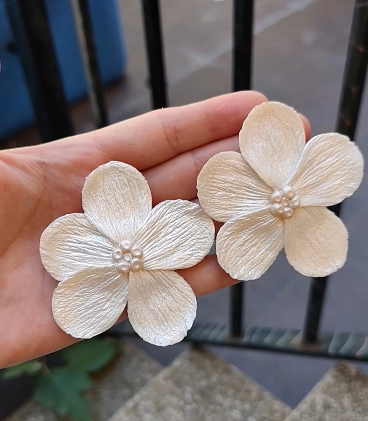 Pendientes Flor 5 Pétalos Blanco Nácar con Bolitas Nácar
