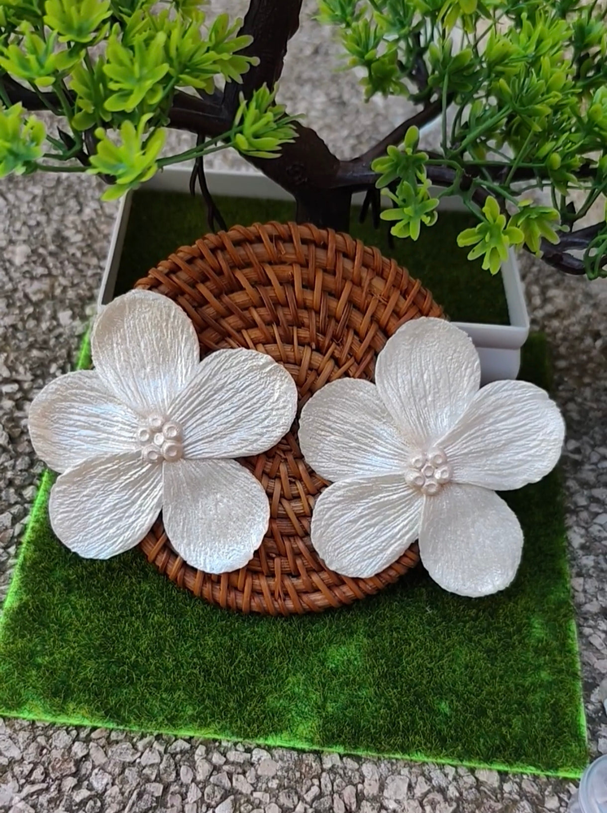 Pendientes Flor 5 Pétalos Blanco Nácar con Bolitas Nácar