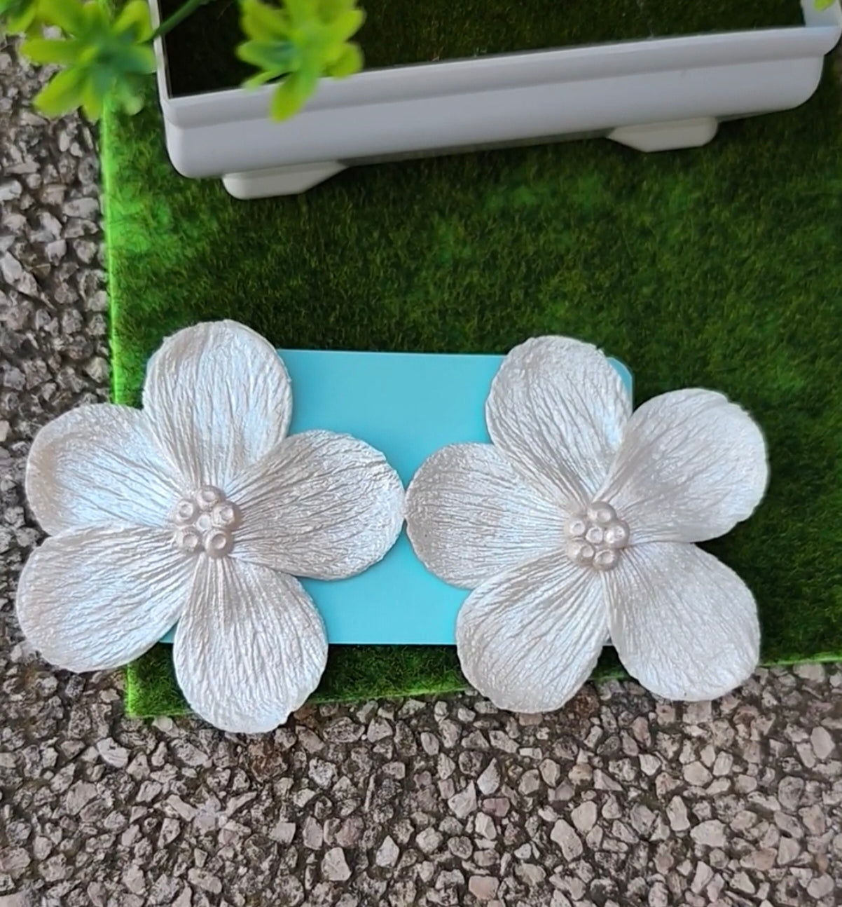 Pendientes Flor 5 Pétalos Blanco Nácar con Bolitas Nácar