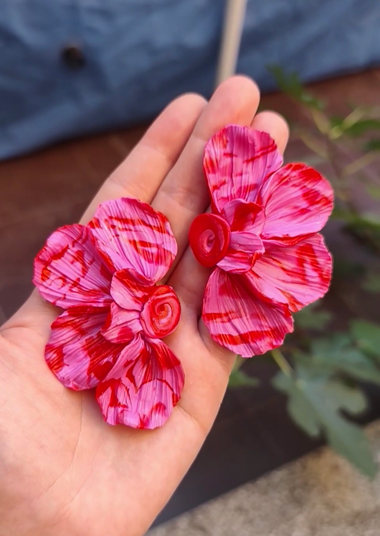 Pendientes Media Flor Grande Fucsia y Rojo — Pieza Única