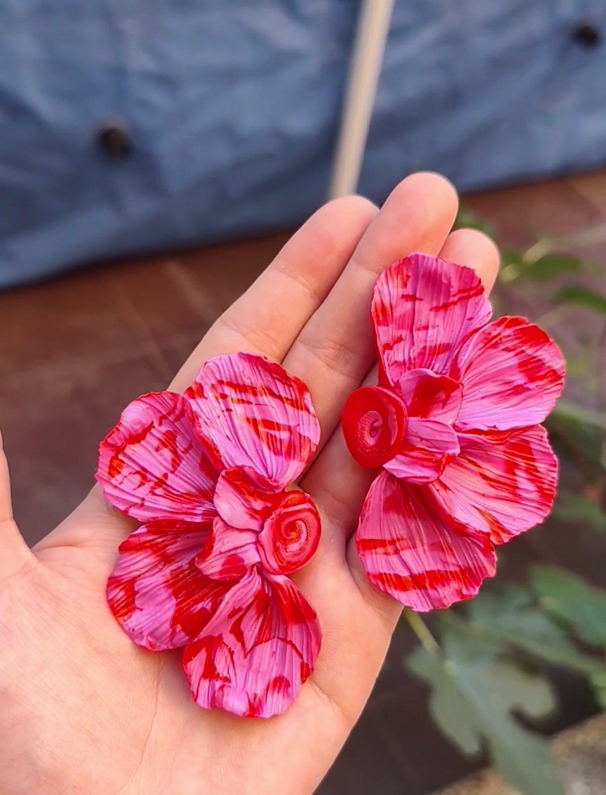 Pendientes Media Flor Grande Fucsia y Rojo — Pieza Única