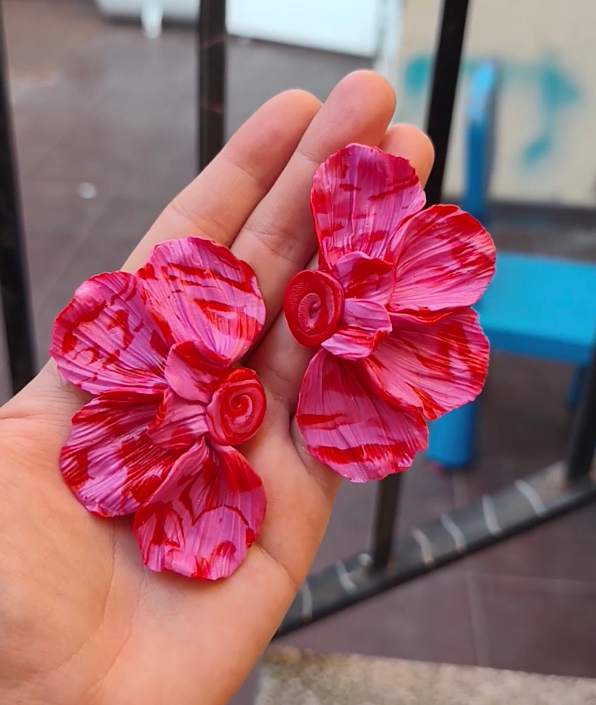 Pendientes Media Flor Grande Fucsia y Rojo — Pieza Única