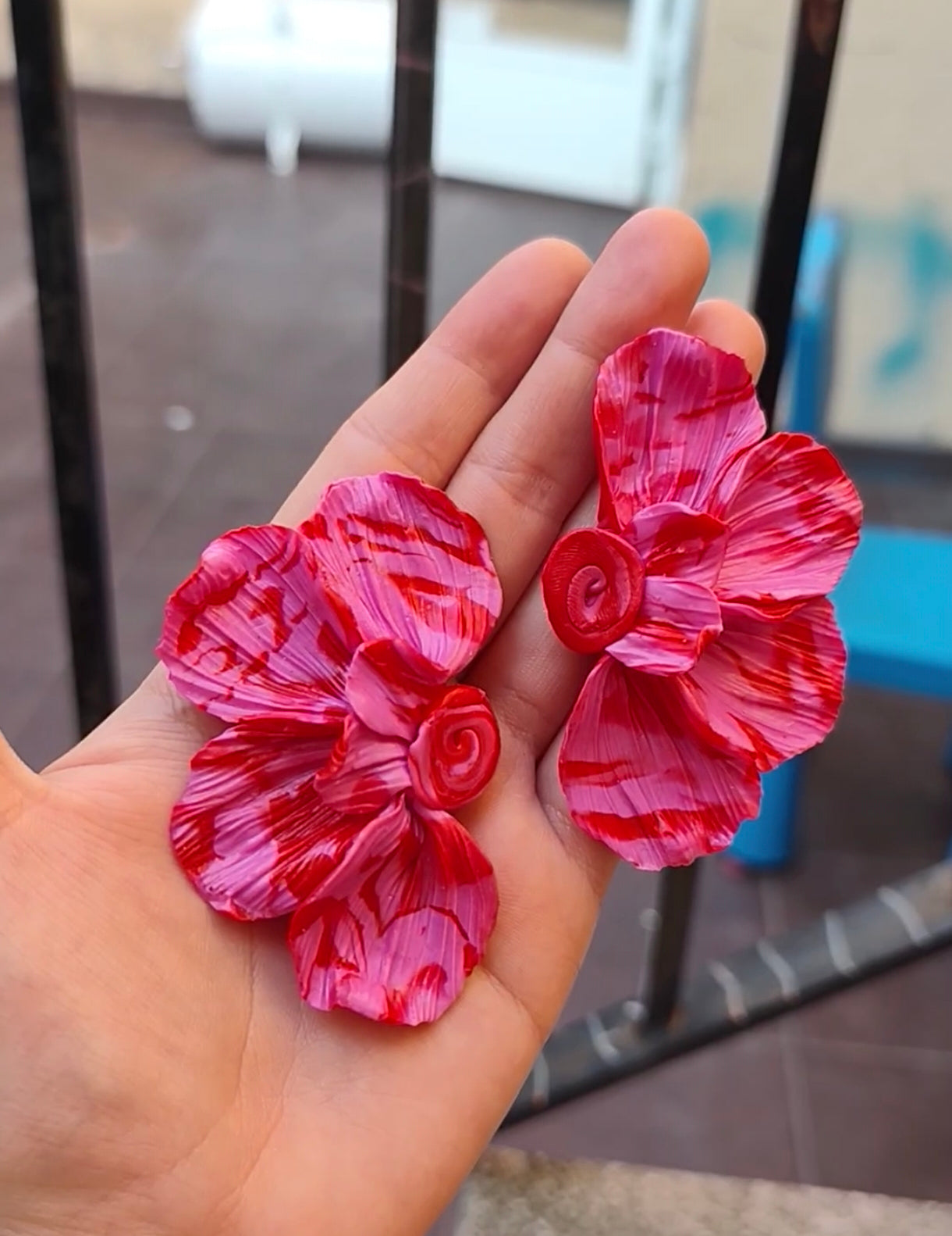 Pendientes Media Flor Grande Fucsia y Rojo — Pieza Única