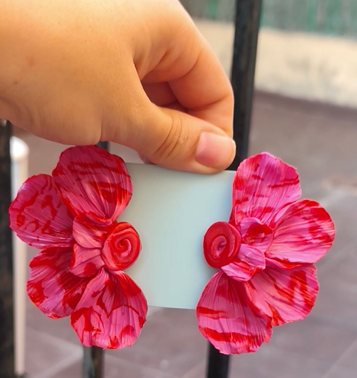 Pendientes Media Flor Grande Fucsia y Rojo — Pieza Única