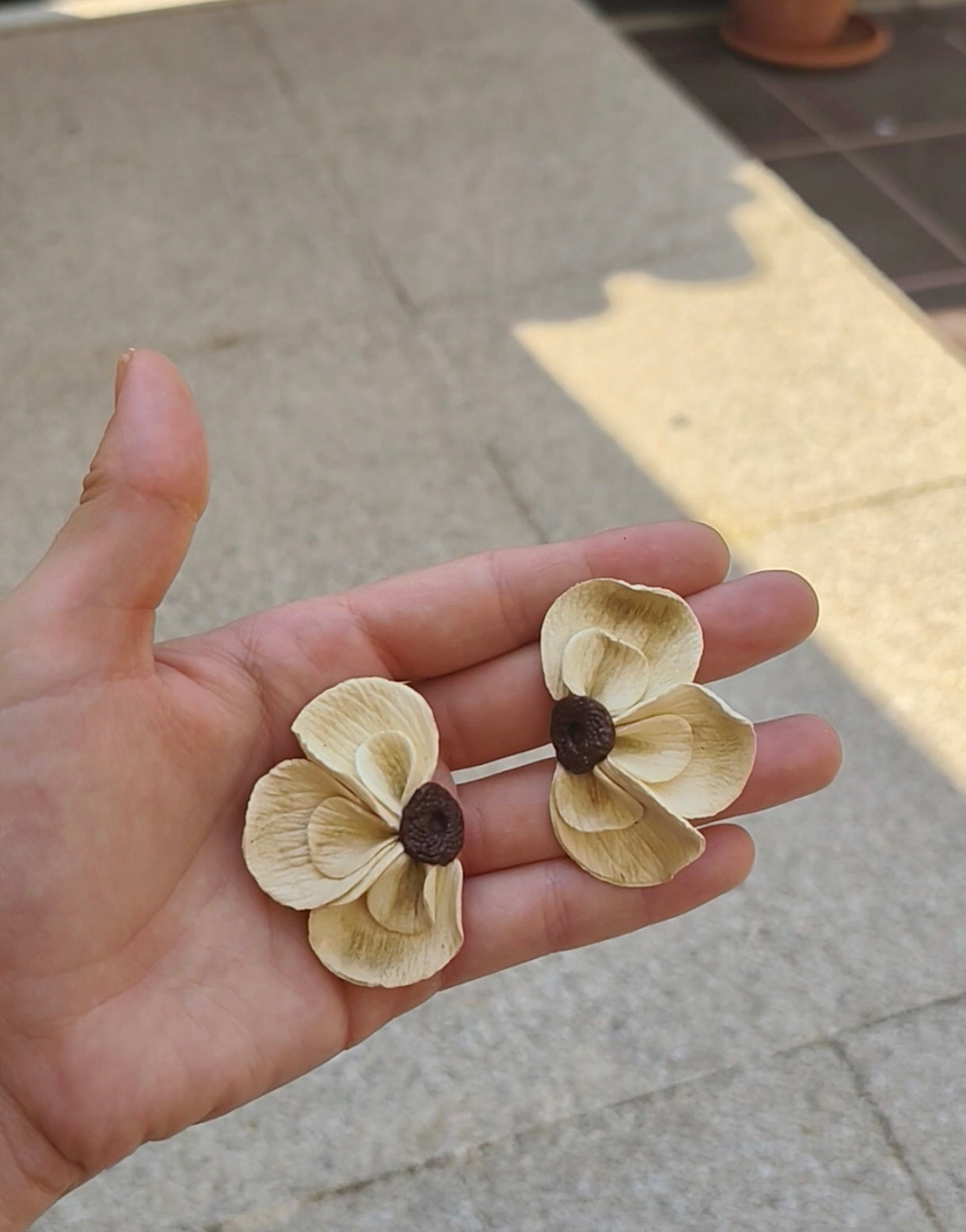 Pendientes Media Flor Beige Pétalo Suave 🫖