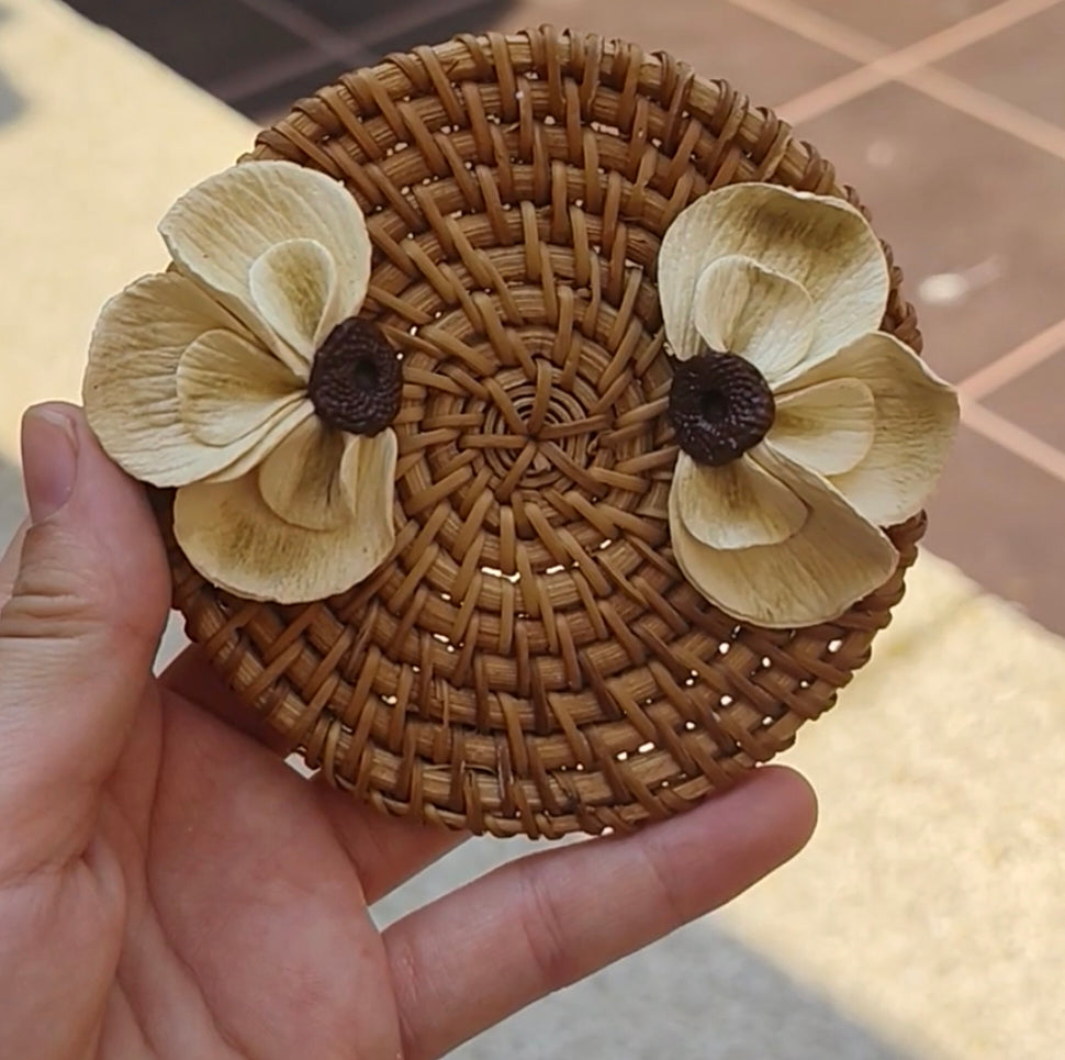 Pendientes Media Flor Beige Pétalo Suave 🫖