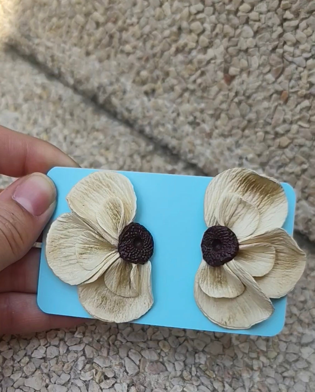 Pendientes Media Flor Beige Pétalo Suave 🫖