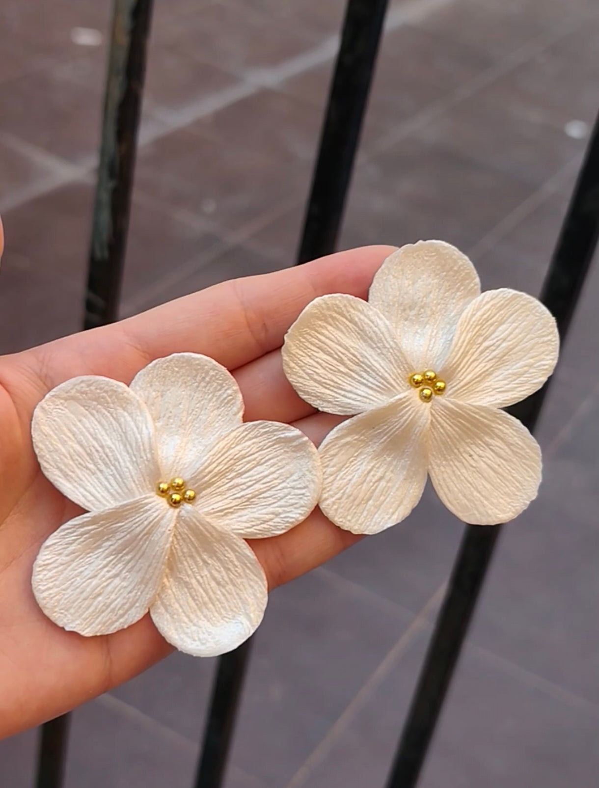 Pendientes Flor 5 Pétalos Blanco Nácar con Bolitas doradas