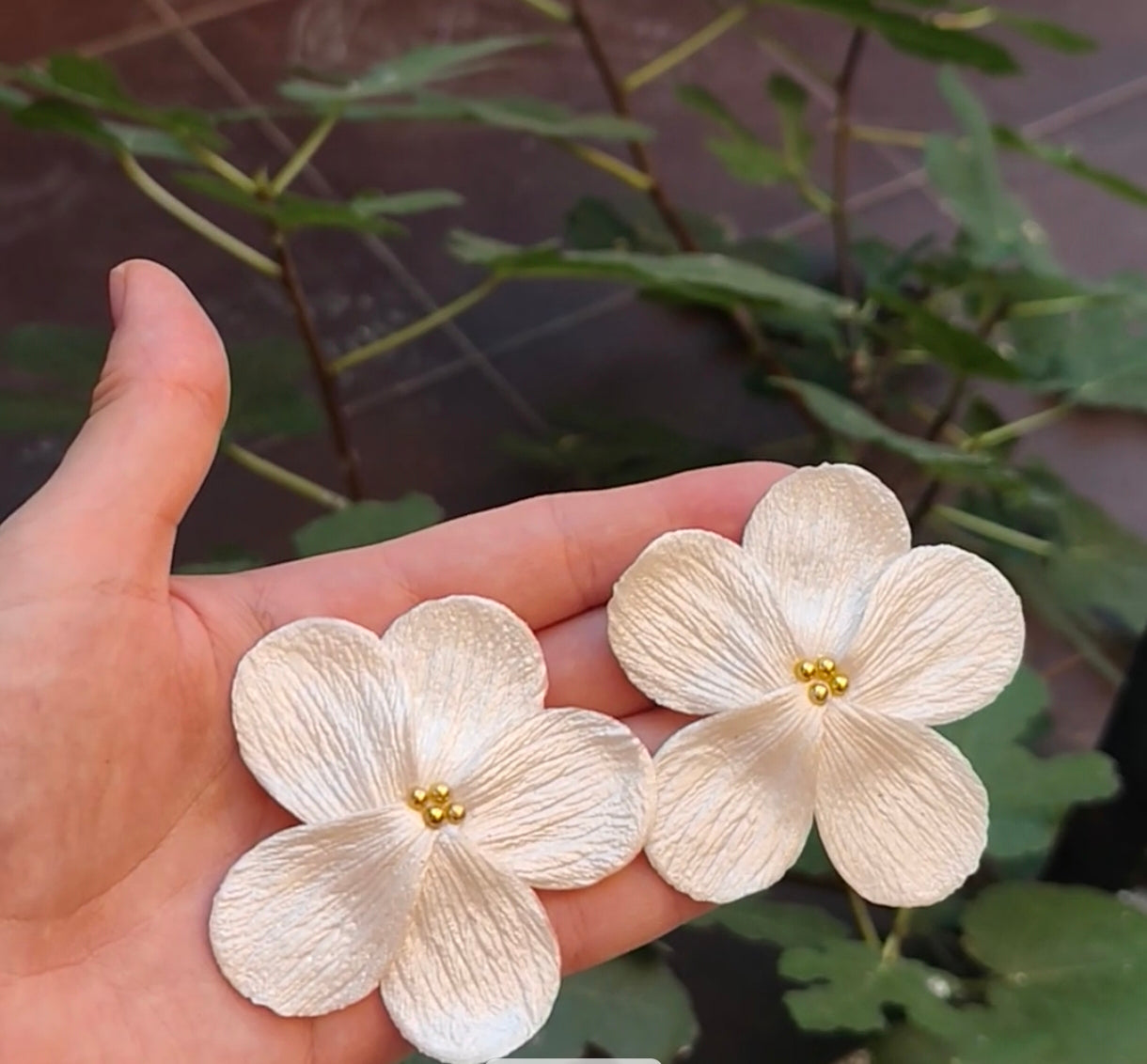 Pendientes Flor 5 Pétalos Blanco Nácar con Bolitas doradas