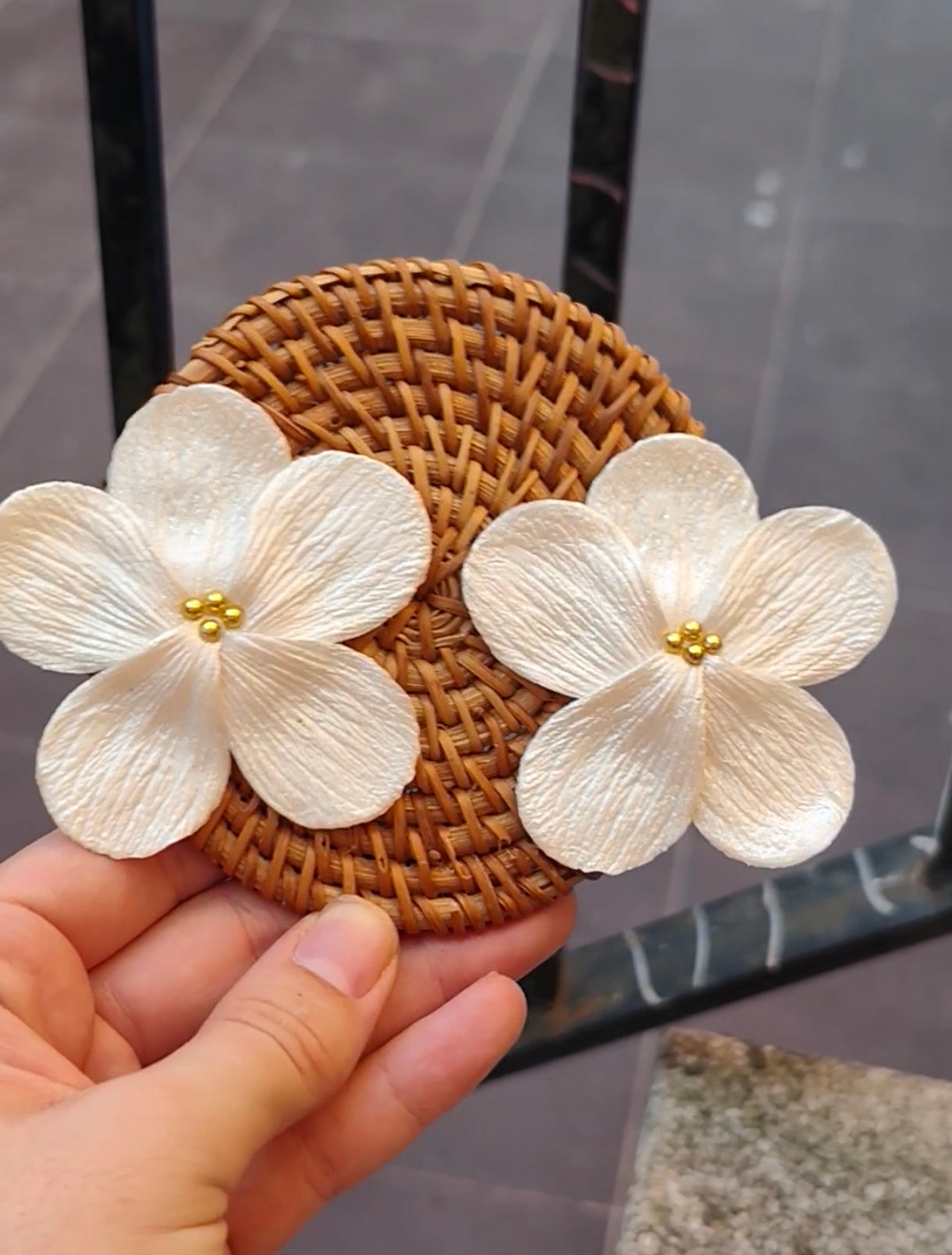 Pendientes Flor 5 Pétalos Blanco Nácar con Bolitas doradas
