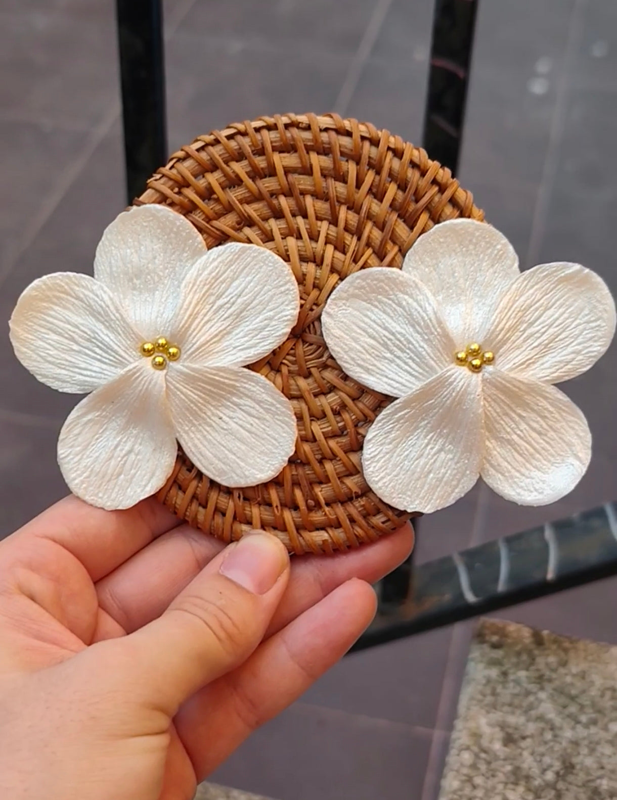 Pendientes Flor 5 Pétalos Blanco Nácar con Bolitas doradas