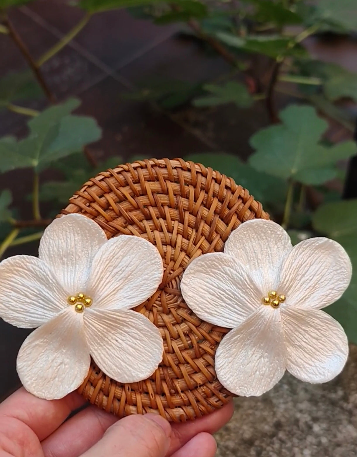 Pendientes Flor 5 Pétalos Blanco Nácar con Bolitas doradas