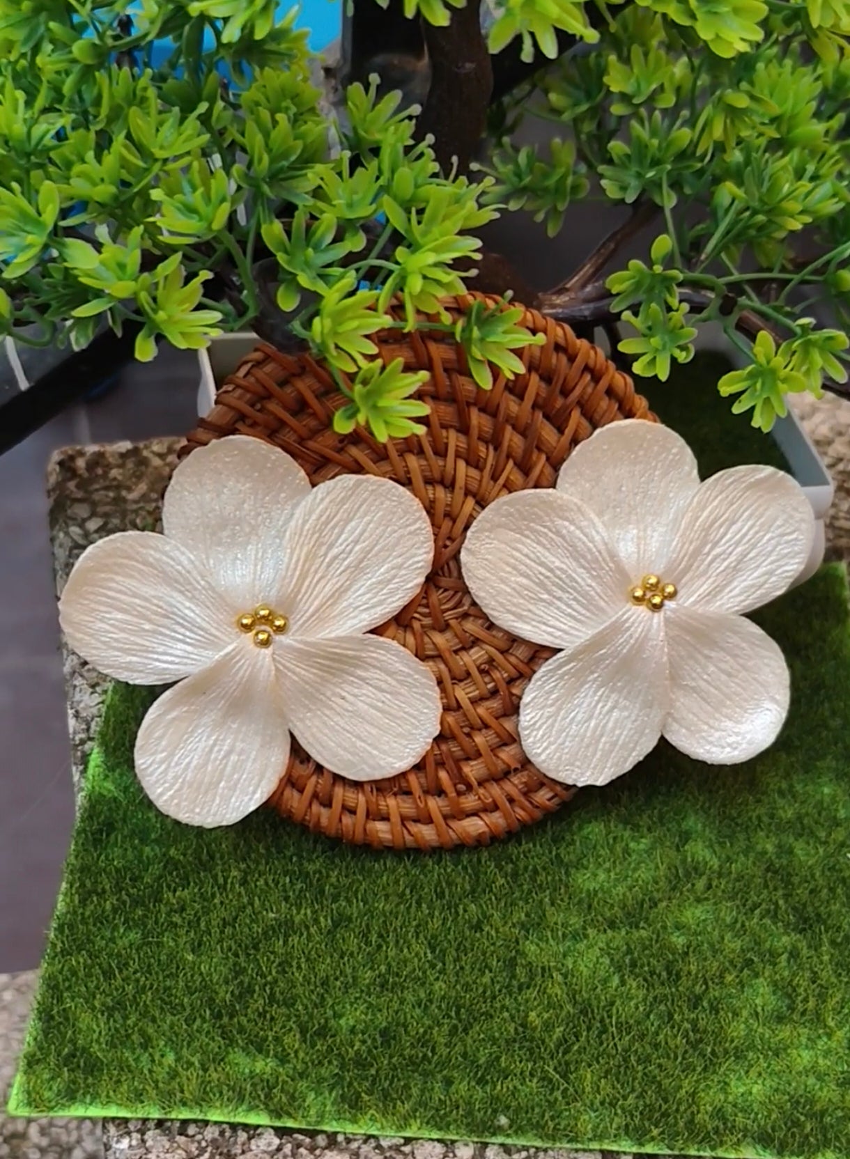 Pendientes Flor 5 Pétalos Blanco Nácar con Bolitas doradas