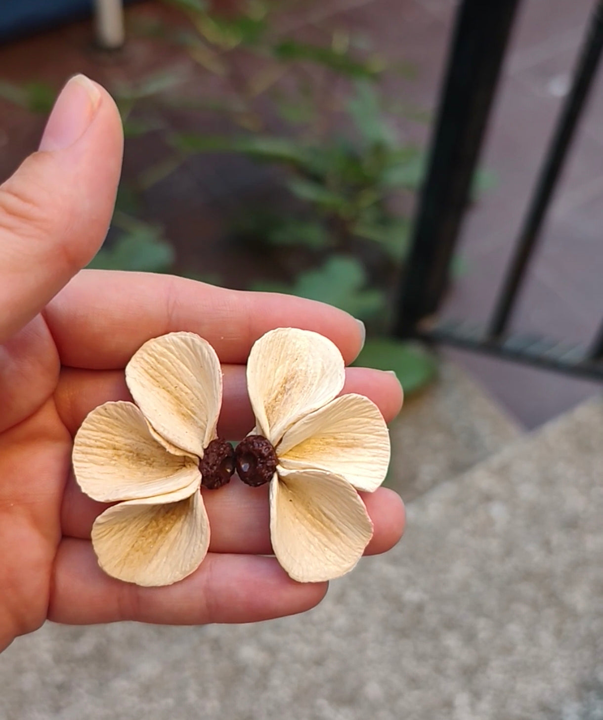 Pendientes Media Flor Beige ✨