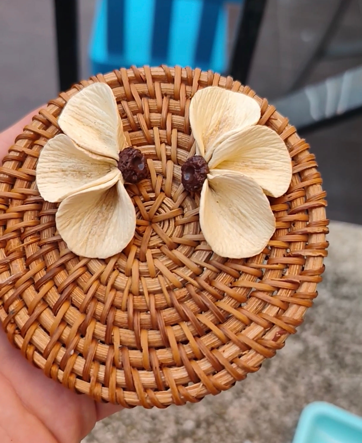Pendientes Media Flor Beige ✨