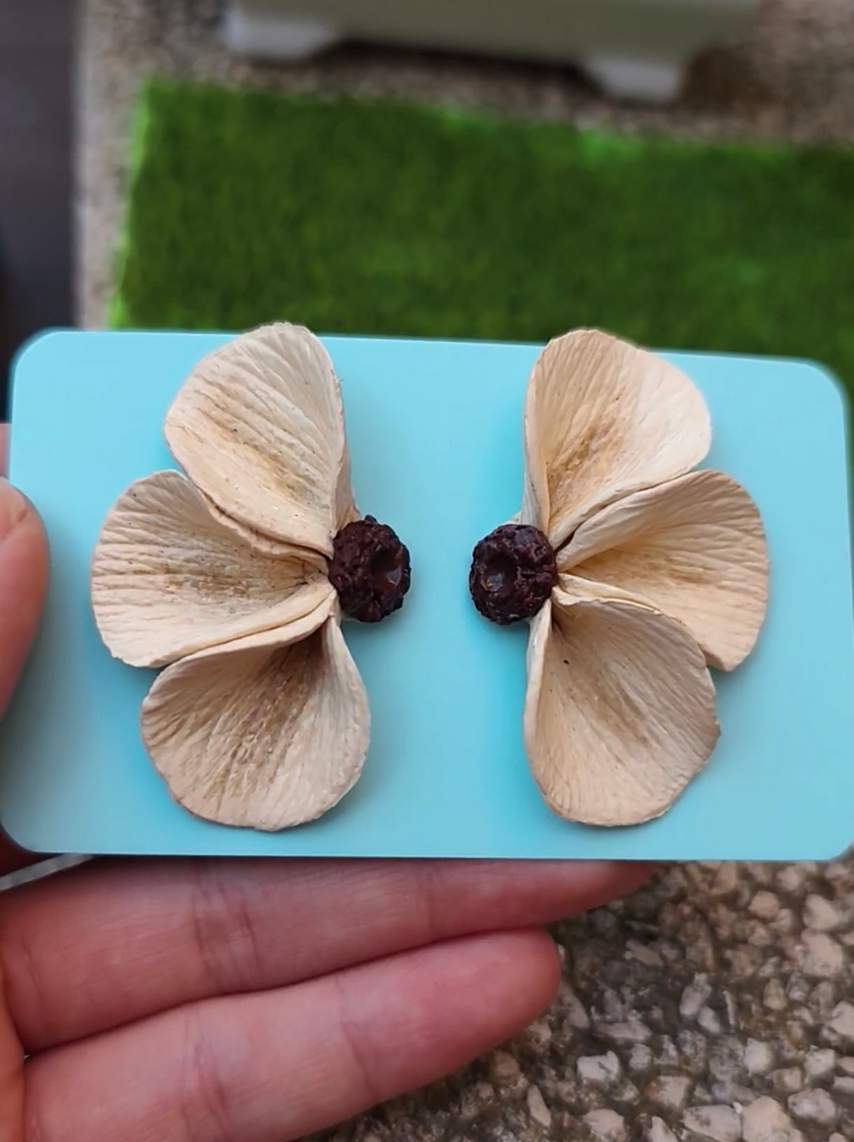 Pendientes Media Flor Beige ✨