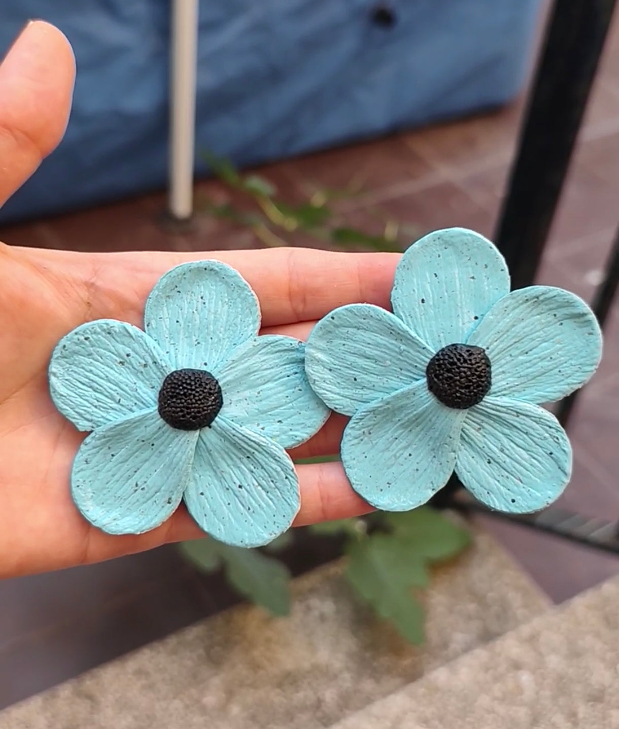 Flor de cinco pétalos azul con pintas negras