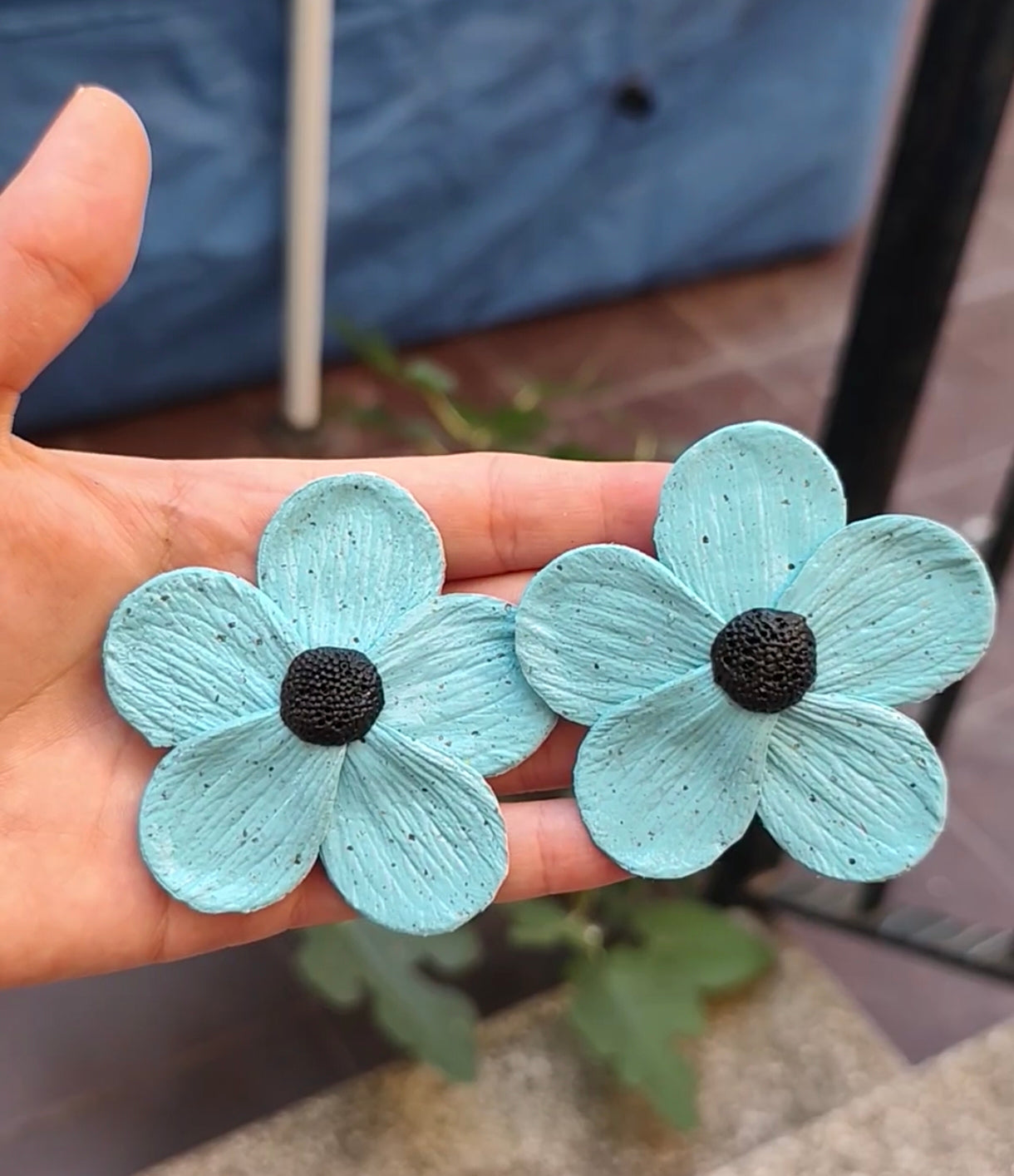 Flor de cinco pétalos azul con pintas negras