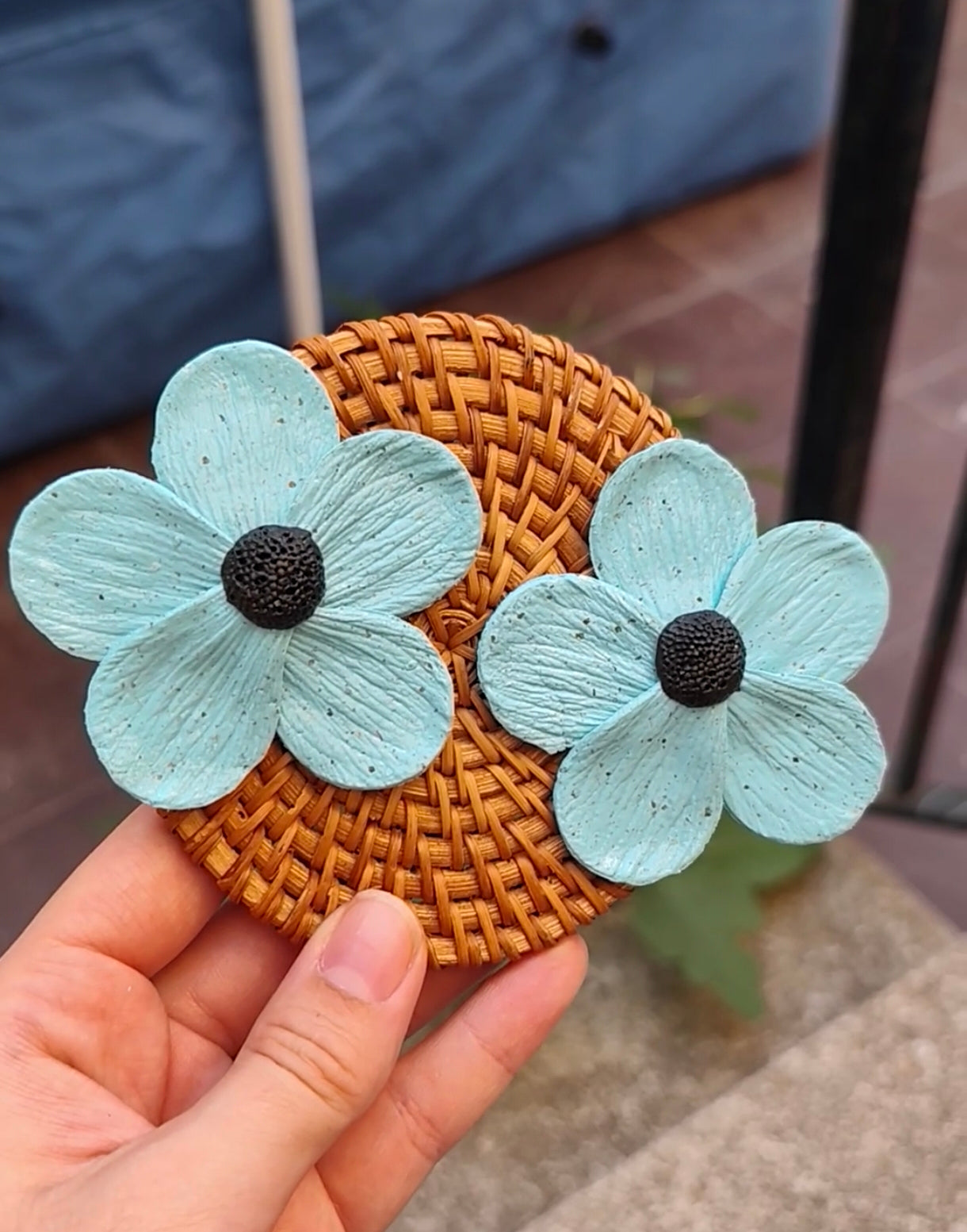 Flor de cinco pétalos azul con pintas negras
