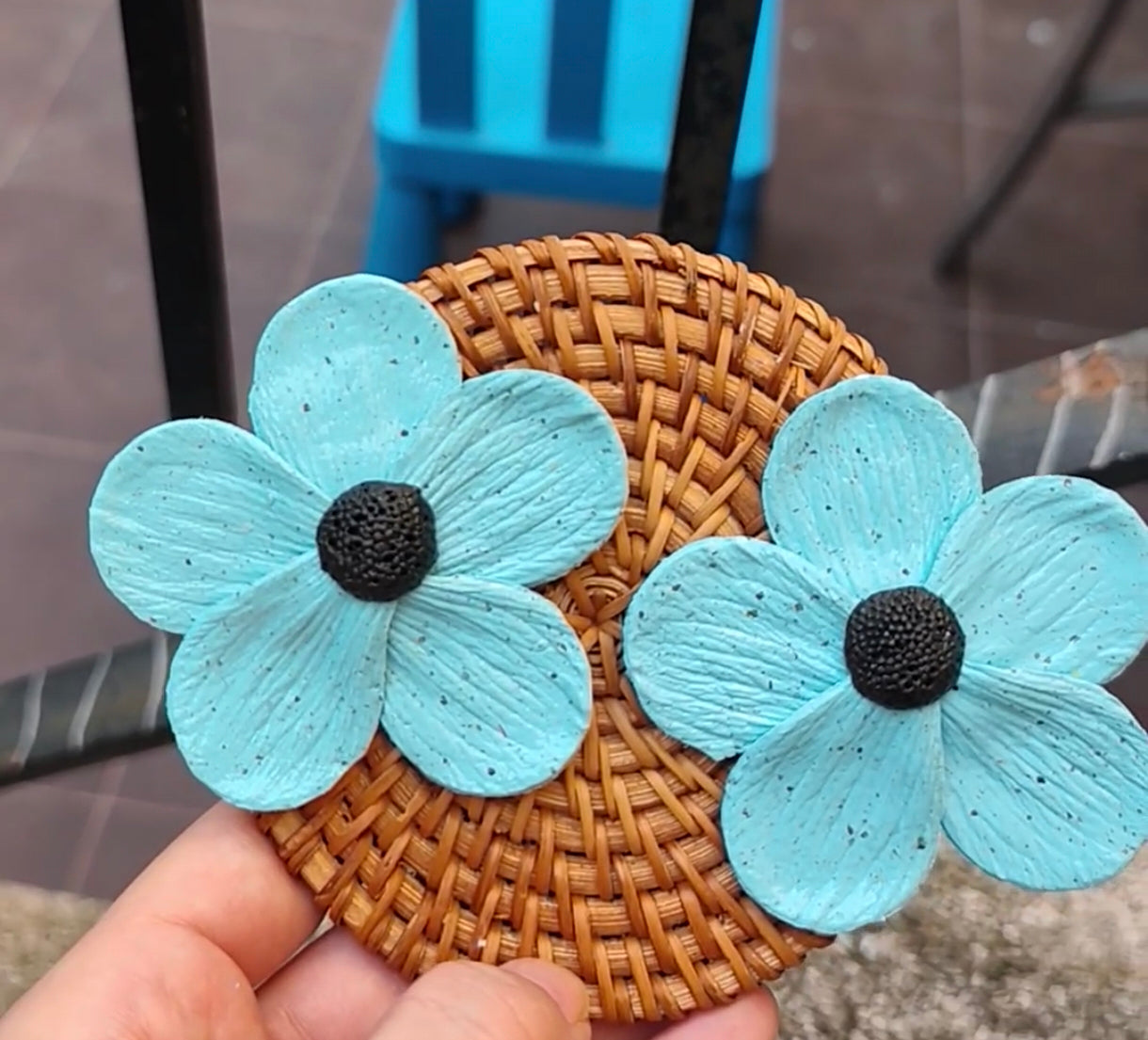 Flor de cinco pétalos azul con pintas negras