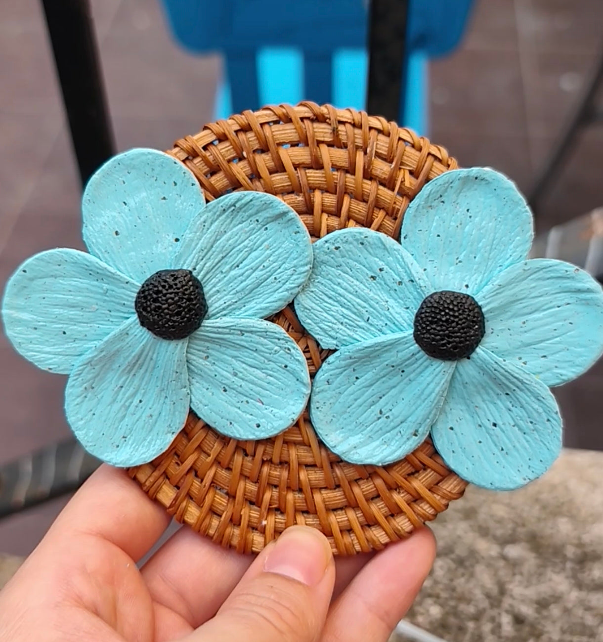 Flor de cinco pétalos azul con pintas negras
