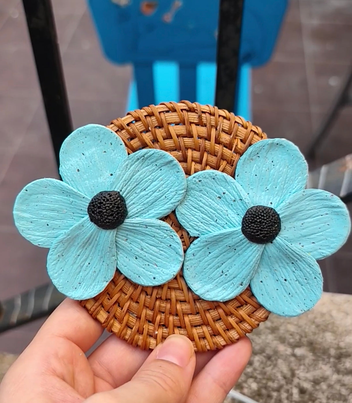 Flor de cinco pétalos azul con pintas negras
