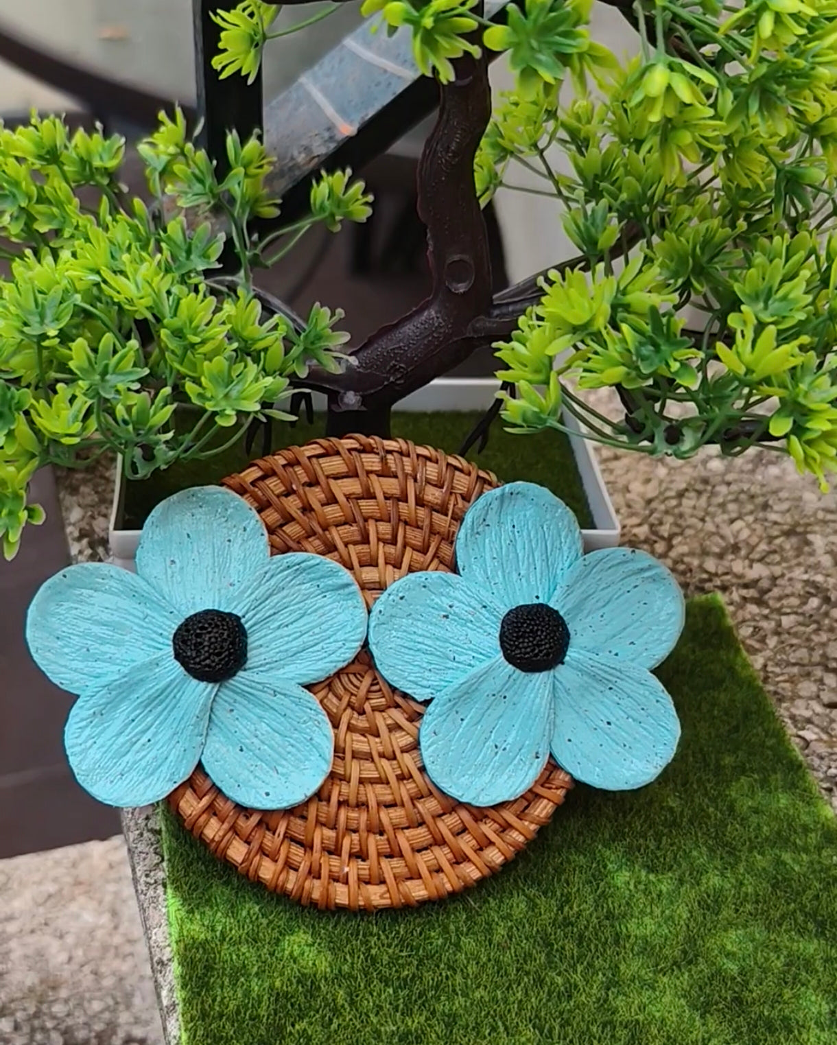 Flor de cinco pétalos azul con pintas negras