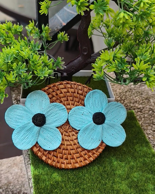 Flor de cinco pétalos azul con pintas negras