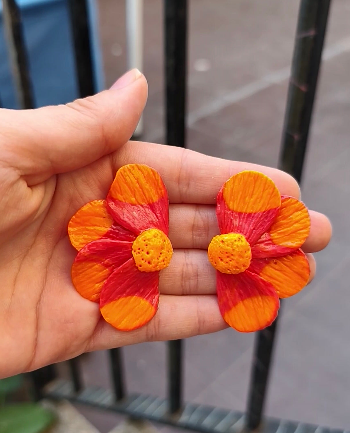 Pendientes Media Flor Lunares Neón