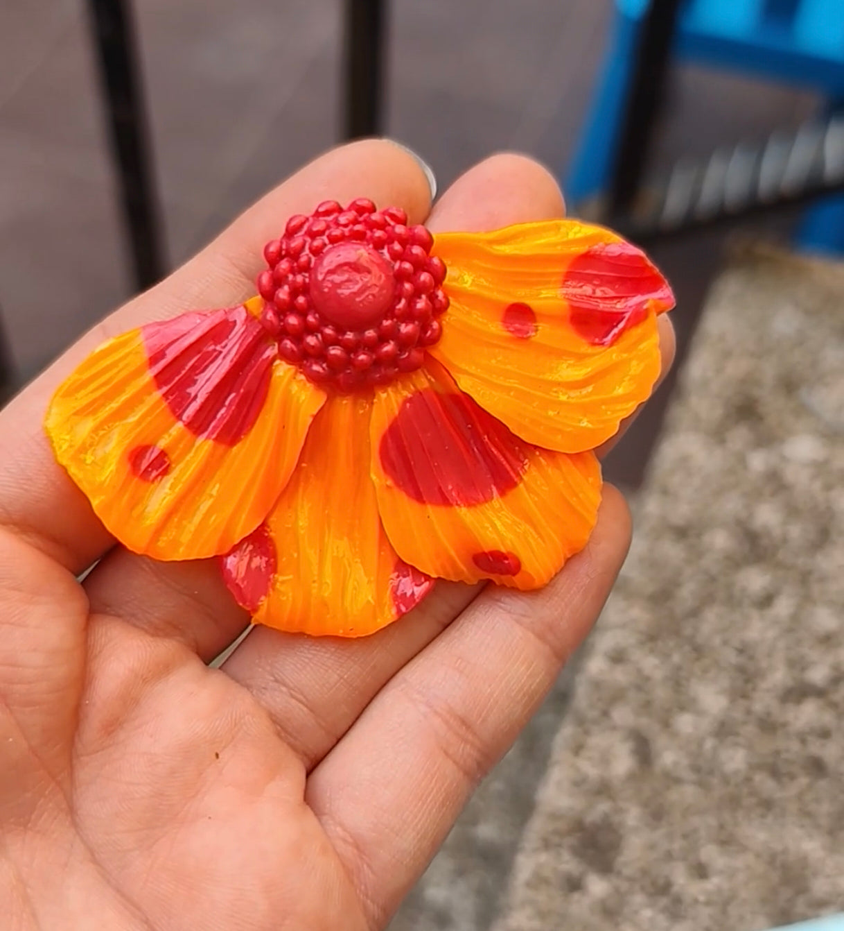 Pendientes Media Flor Neón con Motas Fucsia