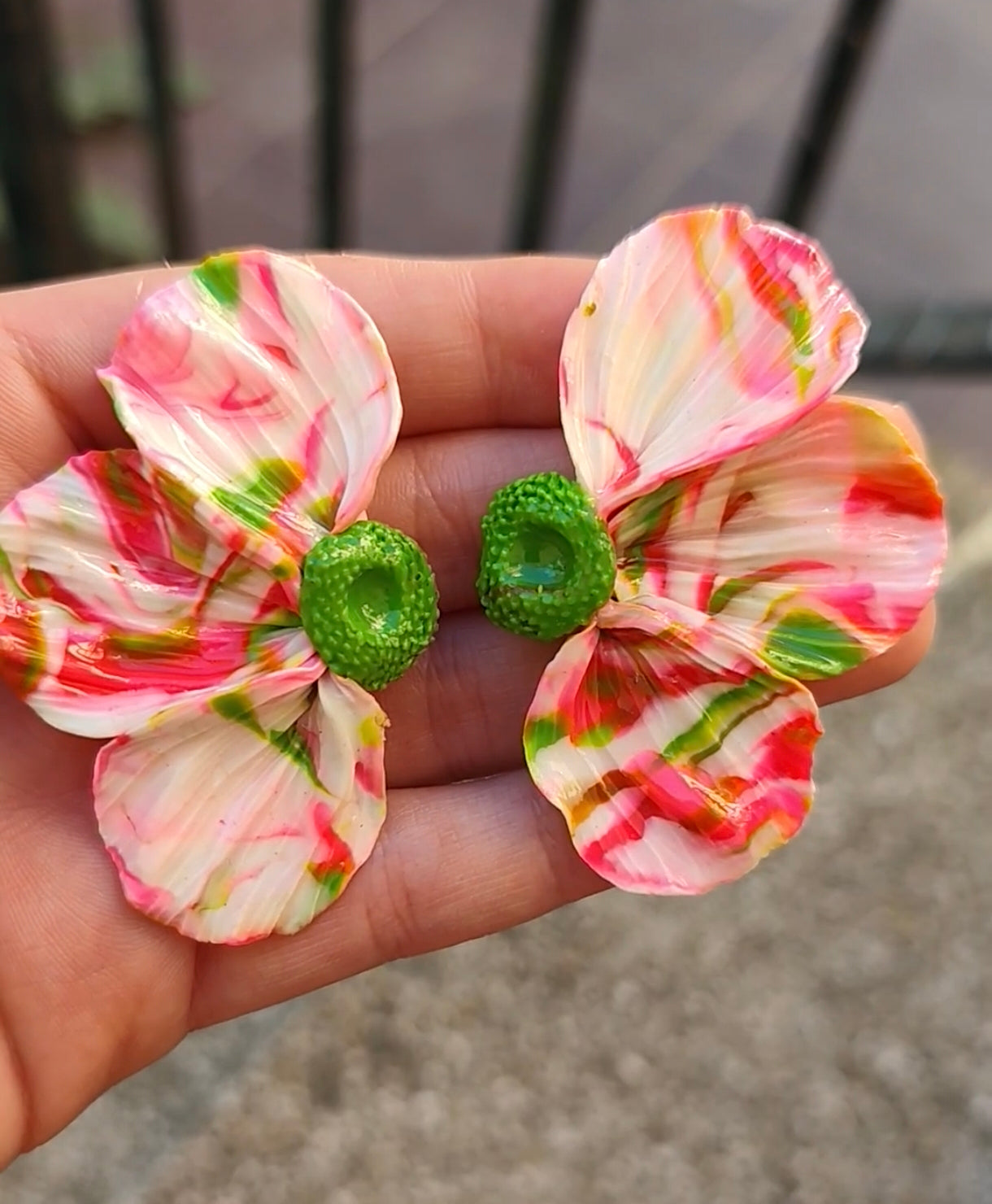 Pendientes media flor tropical
