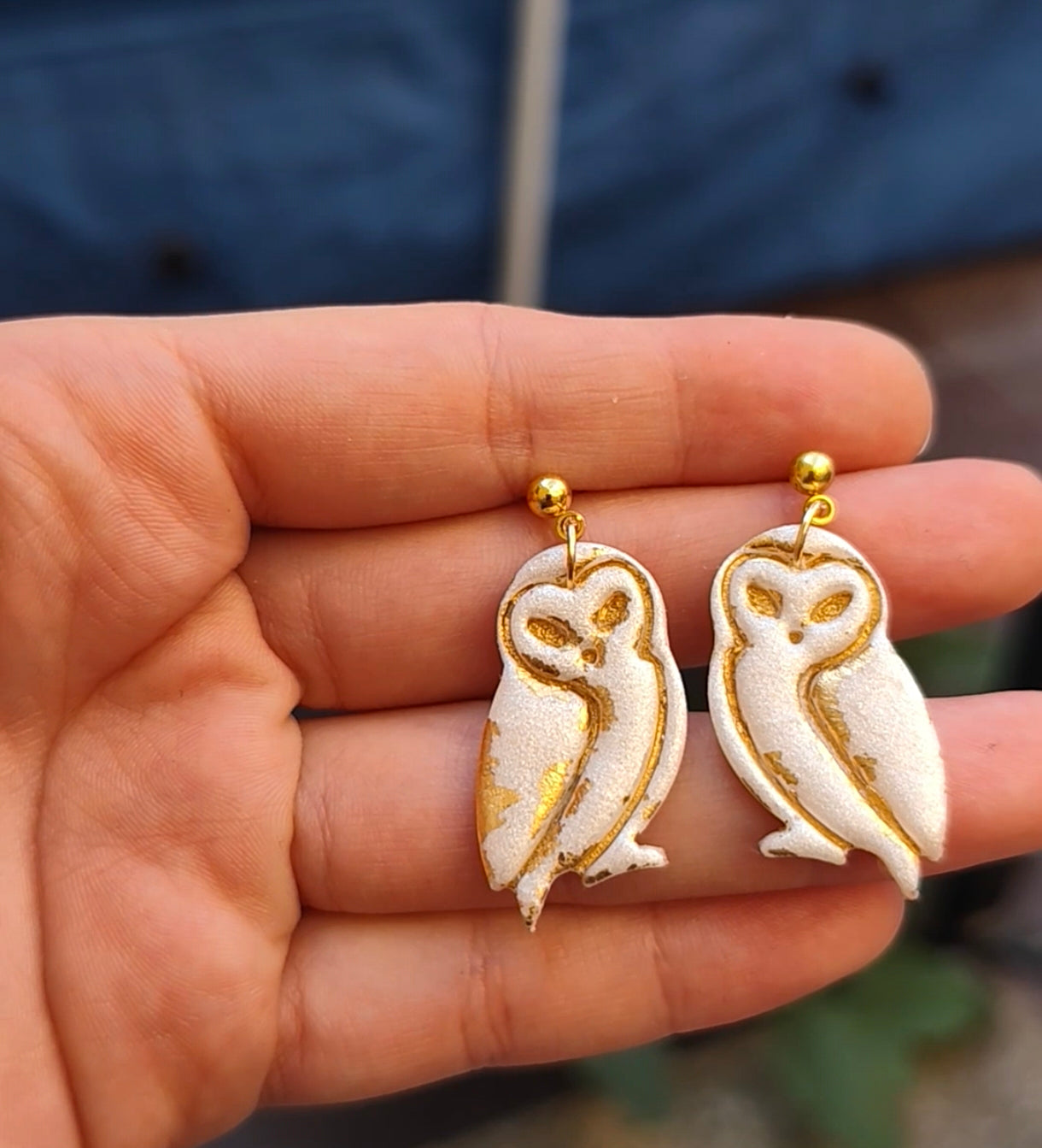 Pendientes de lechuza blanco nácar y dorado