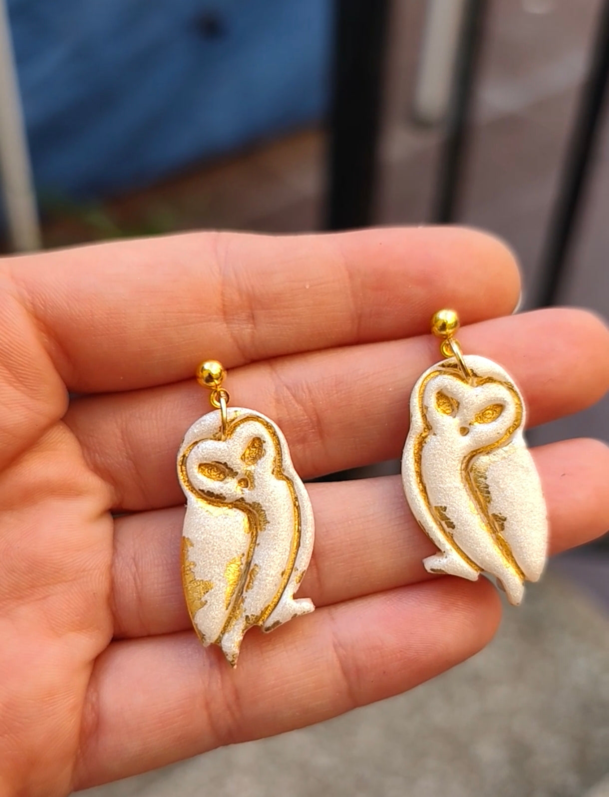Pendientes de lechuza blanco nácar y dorado