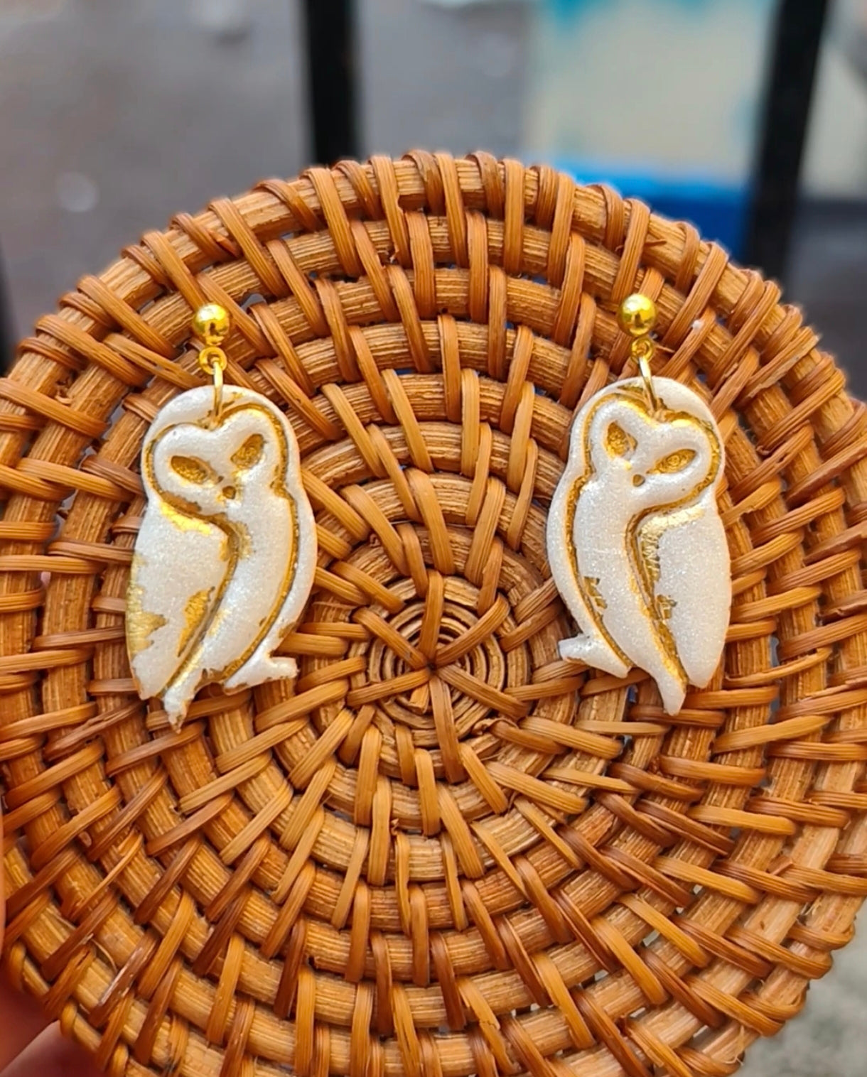 Pendientes de lechuza blanco nácar y dorado