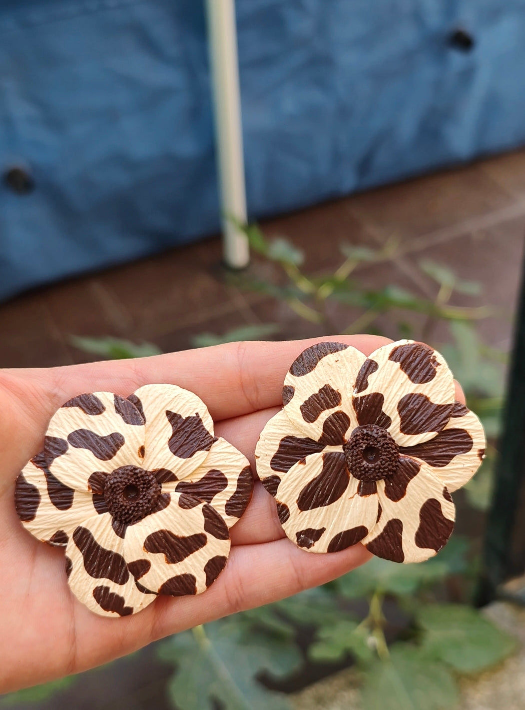 Pendientes Flor Grande Estampado Vaca | Crema y Chocolate | Arcilla Polimérica | Hecha a Mano