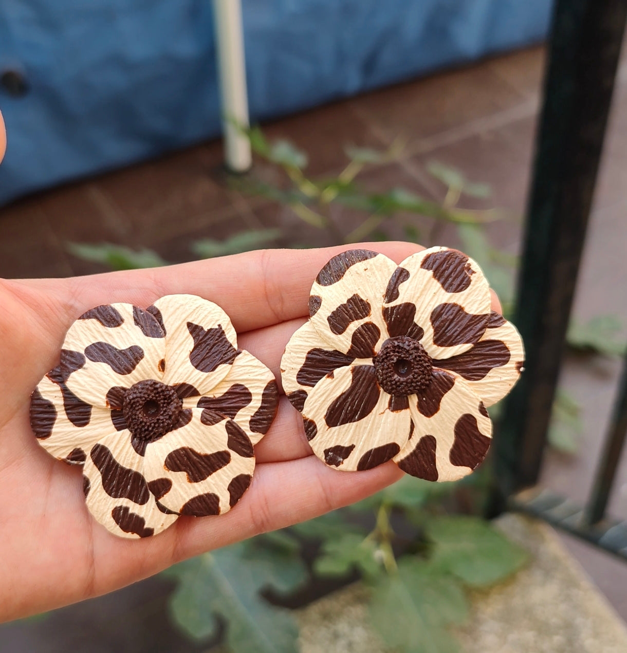 Pendientes Flor Grande Estampado Vaca | Crema y Chocolate | Arcilla Polimérica | Hecha a Mano