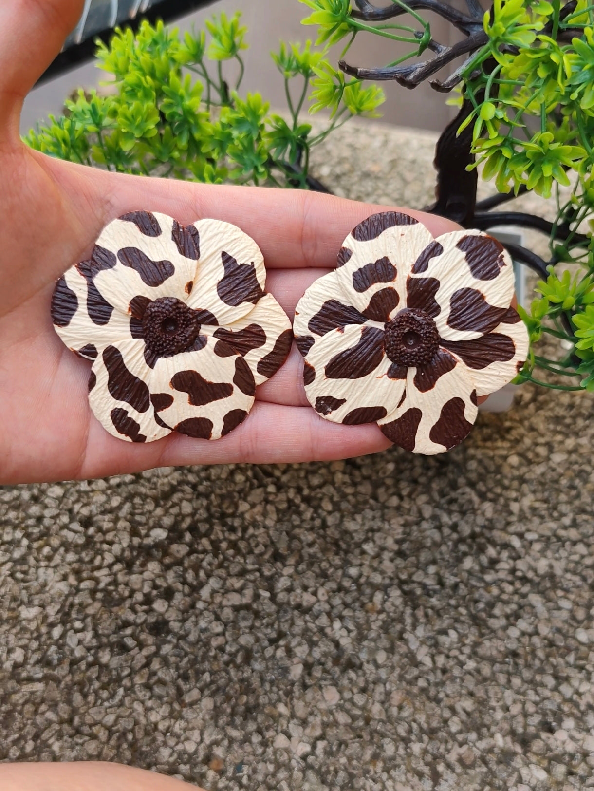 Pendientes Flor Grande Estampado Vaca | Crema y Chocolate | Arcilla Polimérica | Hecha a Mano